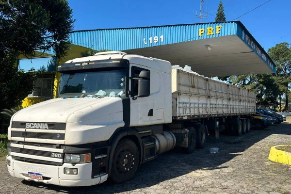 Imagem colorida de carreta que transportava drogas