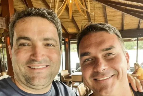 Flávio Bolsonaro e o advogado Willer Tomaz