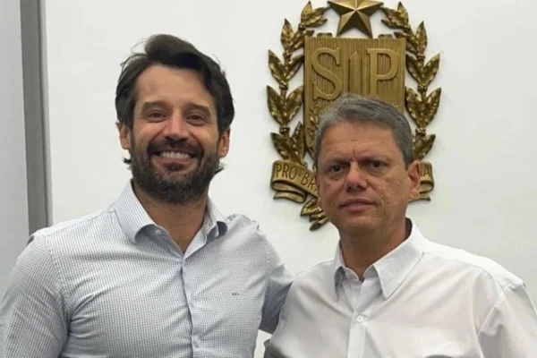 Foto colorida do secretário de Agricultura Guilherme Piai e o governador de São Paulo Tarcísio de Freitas