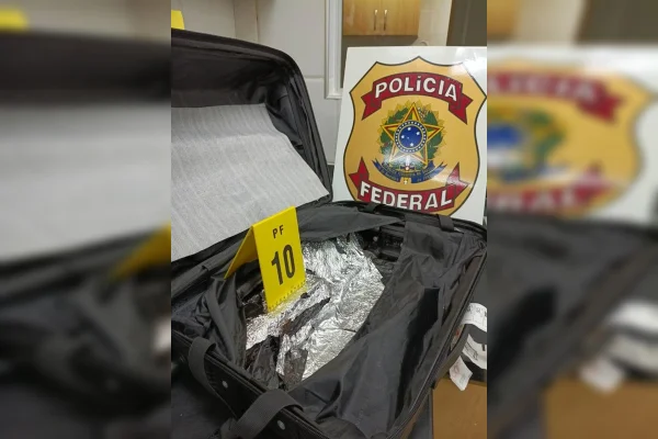 PF prende brasileira após raio-X flagrar cocaína em mala