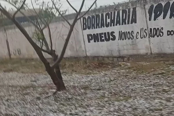 Granizo em Planaltina: temporal alaga ruas e provoca estragos no DF