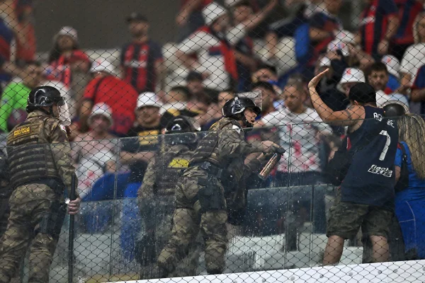 Imagem colorida do confronto entre torcedores e policiais - Metrópoles