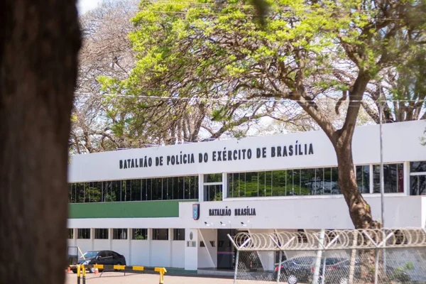 Imagem colorida mostra a fachada do Batalhao de Polícia do Exército em Brasília