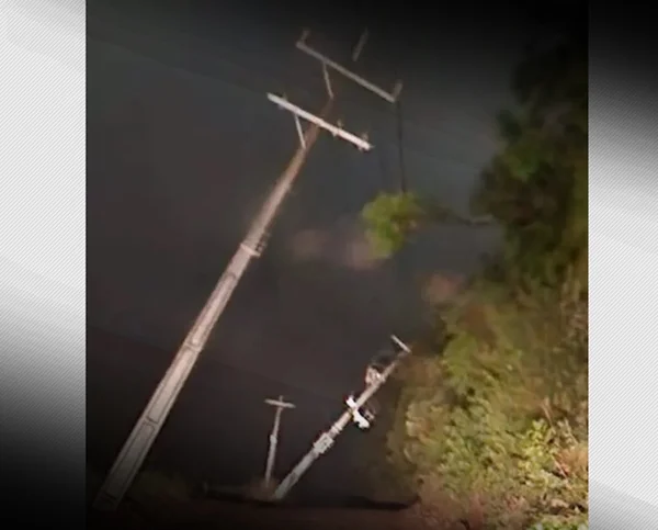 Imagem colorida de postes de iluminação caídos durante passagem de ciclone por SC