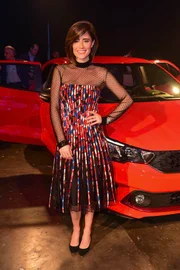 Sensual, Bruna Marquezine rouba a cena com fenda infinita em evento - imagem 6