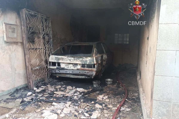 Homem em surto é salvo após colocar fogo em carro e casa no DF