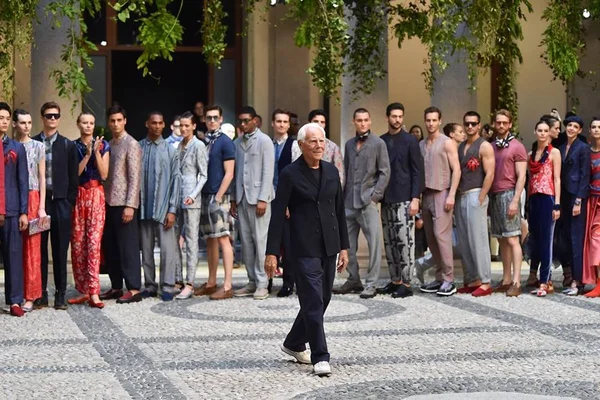 Homem branco e velho em desfile de moda