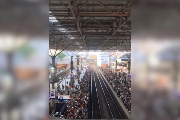 Problema técnico afetou operação de trens entre as estações Palmeiras-Barra Funda e Tatuapé durante o horário de pico - Metrópoles