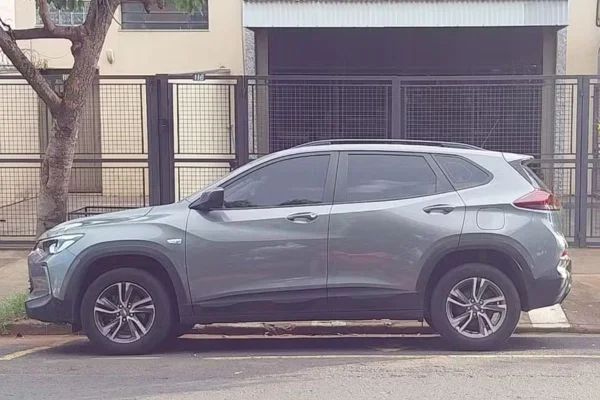 Imagem colorida mostra carro onde criança foi abandonada em São José do Rio Preto - Metrópoles