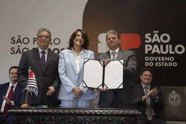 Imagem colorida mostra Valéria Bolsonaro, no centro da imagem, com Tarcísio de Freitas a sua esquerda e o secretário de Justiça de SP à direita - Metrópoles