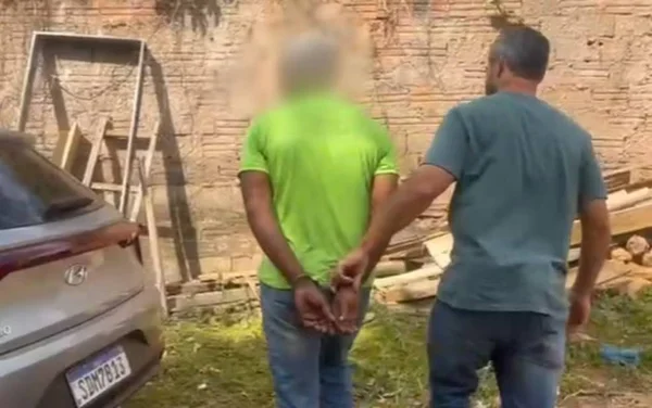 imagem colorida padrasto preso por estuprar e engravidar enteada