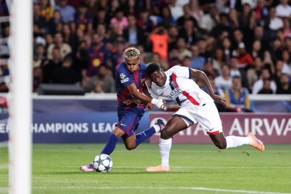 Imagem colorida da partida entre Barcelona x PSG