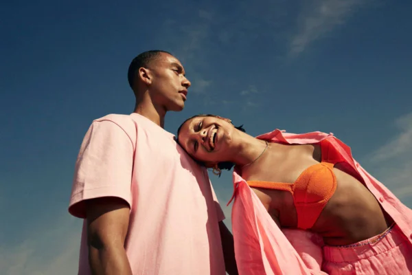 Imagem colorida de casal feliz