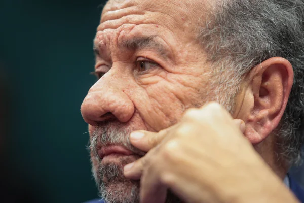 Ministro da Previdência Social, Carlos Lupi, comparece à Comissão da Câmara dos Deputados. Ministro explica as denúncias sobre desvios no INSS - Metrópoles