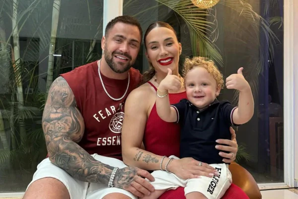 Foto colorida de Samara Pink com marido e filho