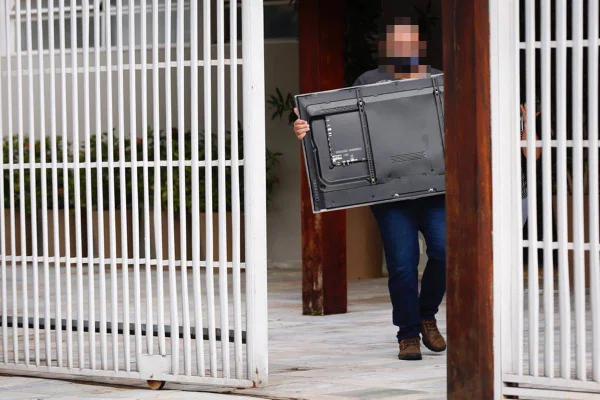 Oficiais de Justiça vão à casa de Cristiano Araújo penhorar bens