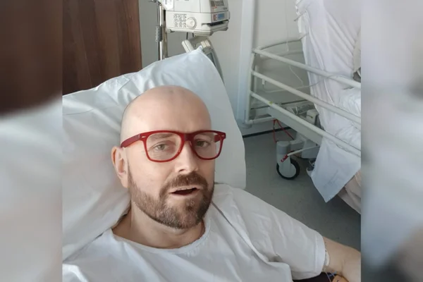 Foto mostra homem calvo com óculos e barba. É Joe Murphy, paciente que se curou de leucemia grave - Metrópoles
