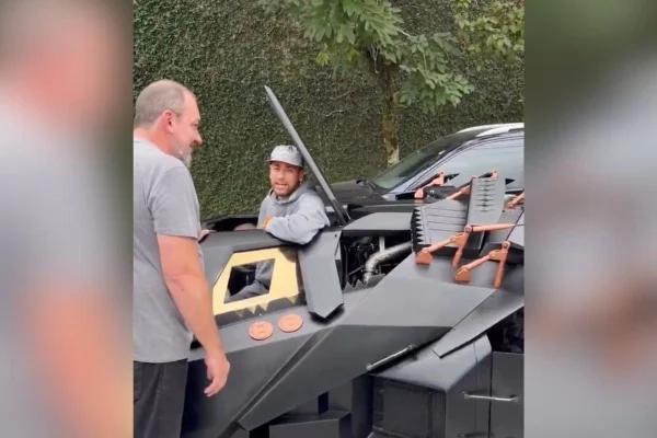Imagem colorida mostra Neymar testando seu Batmóvel - Metrópoles