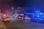 O motorista desrespeitou uma ordem de parada, jogou o carro contra os agentes e fugiu