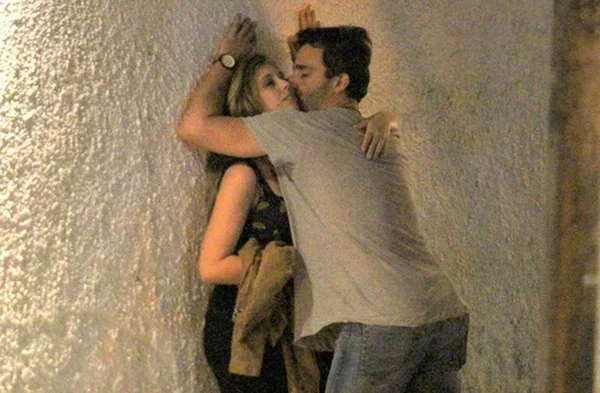 Thiago Rodrigues é visto em cenas quentes com loira no Rio de Janeiro