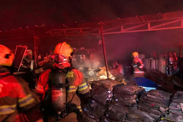 bombeiros em área de incêndio