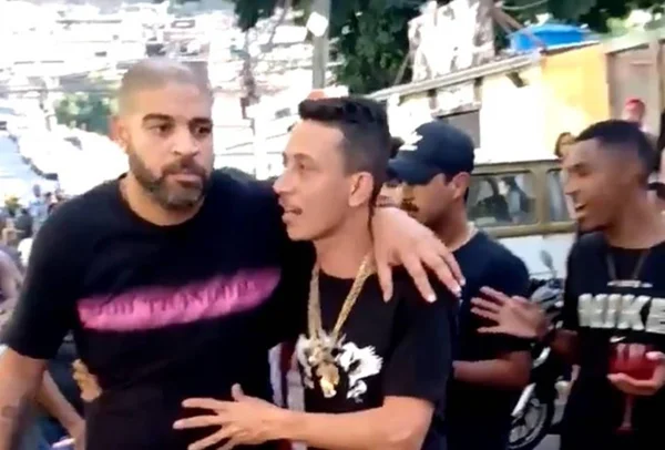 Adriano Imperador deixando baile funk