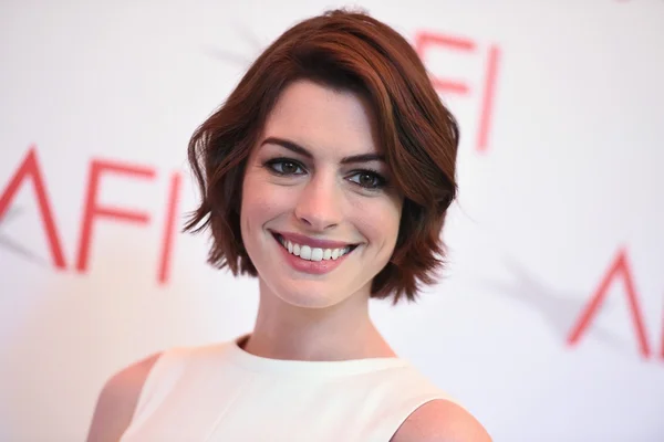 Anne Hathaway participa de documentário filmado em Brasília e Goiânia