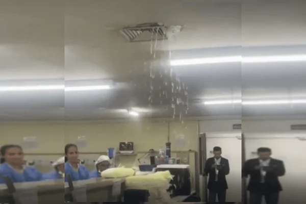 No vídeo, é possível ver a água caindo sobre equipamentos, medicamentos e leitos.