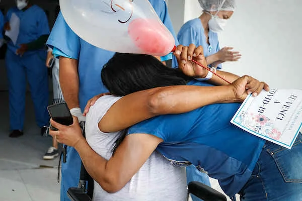 Ele recebeu o abraço da esposa após sete dias de internação Ele recebeu o abraço da esposa após sete dias de internação