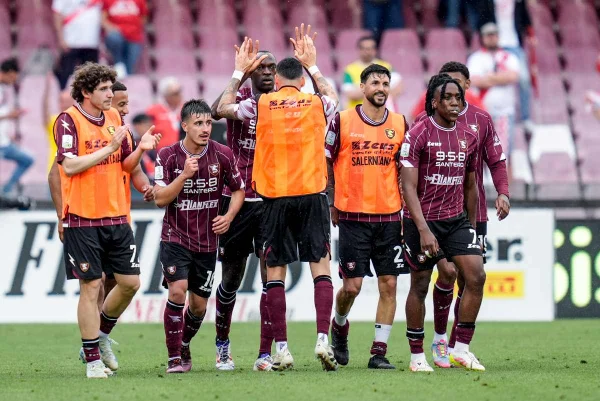 Imagem colorida dos jogadores da Salernitana - Metrópoles