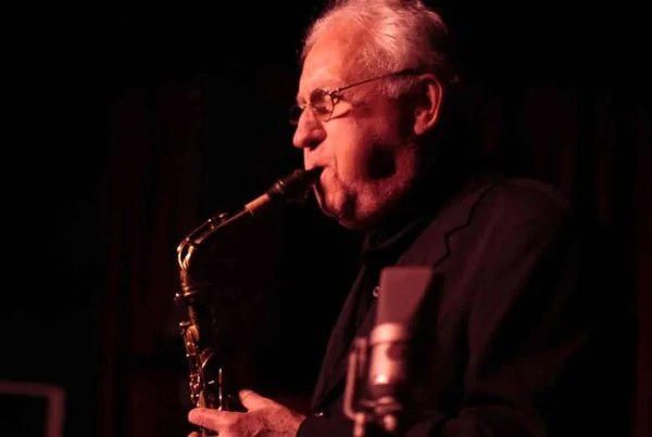 O saxofonista de jazz Lee Konitz