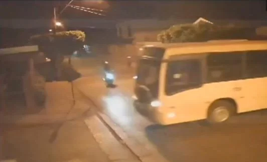 Imagem colorida mostra uma moto conduzida por um adolescente e um ônibus antes de colidirem em um cruzamento no interior de São Paulo - Metrópoles