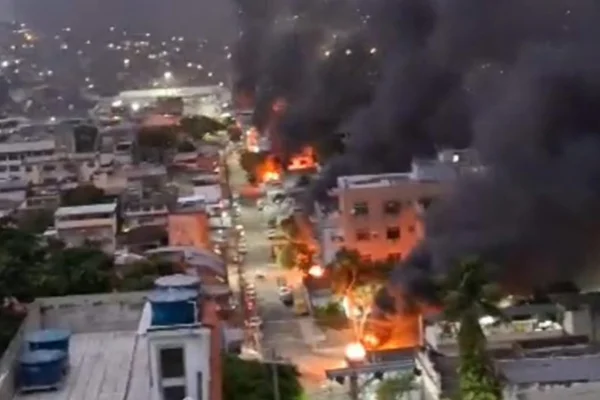 Vídeos: ação contra Comando Vermelho faz Rio virar cenário de guerra