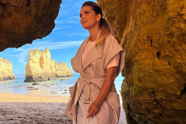 Foto colorida de Aline Barros em uma praia com o mar ao fundo - Metrópoles