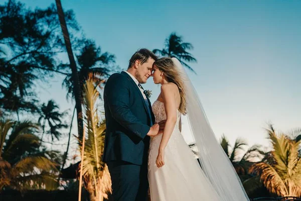 Viviane Meister e Rafael Vignoli se casam em resort na Bahia