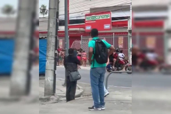Moradores saqueiam mercado em meio a mortos e tiroteios no Rio