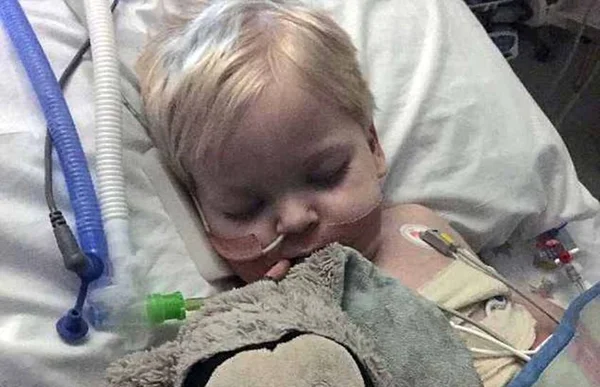 Bebê sai do coma pouco antes de os médicos desligarem os aparelhos