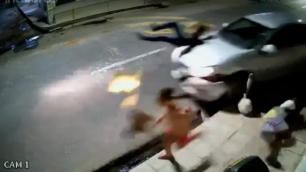 Grupo de pessoas é atropelado por carro desgovernado