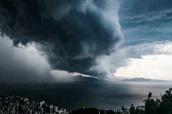 Imagem de nuvens carregadas temporal - Metrópoles