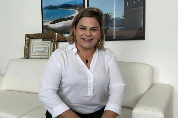 Imagem colorida mostra Flávia Pascoal (PL), prefeita de Ubatuba; ela é uma mulher de cabelos loiros, vestindo uma camisa branca e sorrindo; ela foi reconduzida ao cargo pela Justiça - Metrópoles
