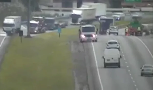 Motorista com sono dirige na contramão, em Cajati, no interior de São Paulo