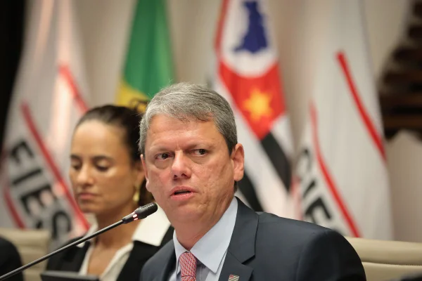 O governador de São Paulo, Tarcísio de Freitas (Republicanos), em visita à Fiesp
