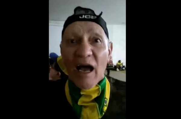 Pai de homem que matou jovem com mangueira no ânus invadiu Congresso