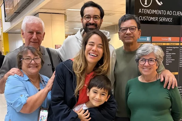 Atriz Miá Mello chega ao Brasil após ficar “presa” no Catar
