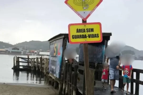 Bombeiro aposentado salva família de afogamento em praia de SC