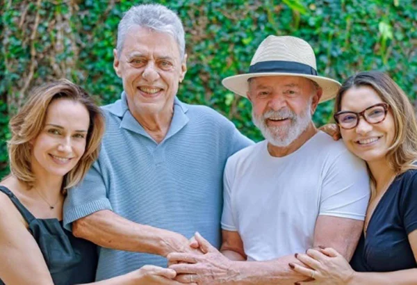 Da esquerda para a direita, Carol Proner, Chico Buarque, Lula e Janja