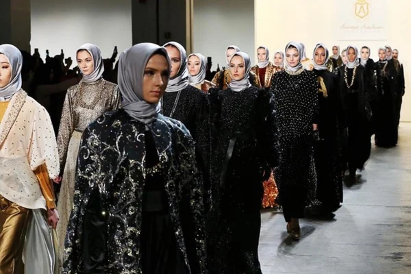 Estilista lança em passarela de NY apenas modelos imigrantes