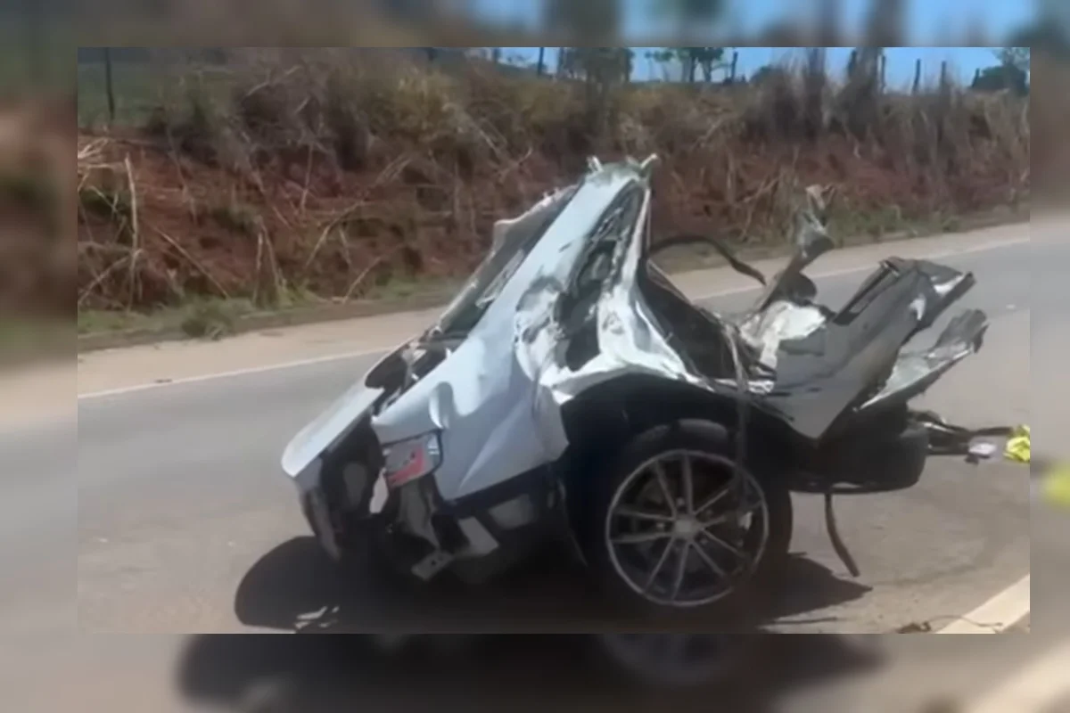 Devido ao impacto carro se partiu ao meio Devido ao impacto carro se partiu ao meio