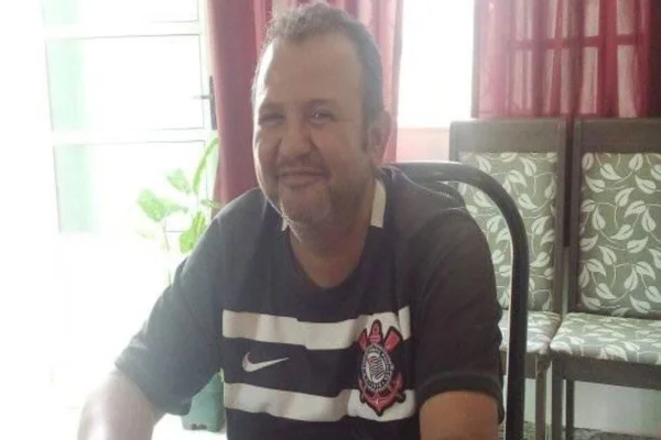 Imagem colorida, foto de um homem sentando em uma cadeira - Metrópoles