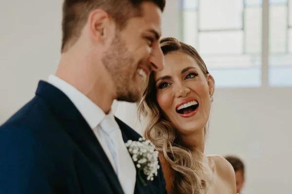 Noiva sorrindo para o noivo